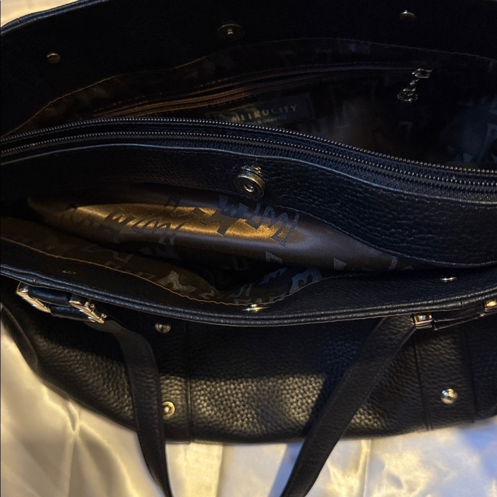 Metrocity Black Pebbled Leather Shopper Tote Bag
15 - Picture 7 of 8